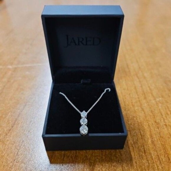 The kind of detail people zoom in on. Neil Lane lab-grown  Neil Lane 1.5ct Diamond Necklace